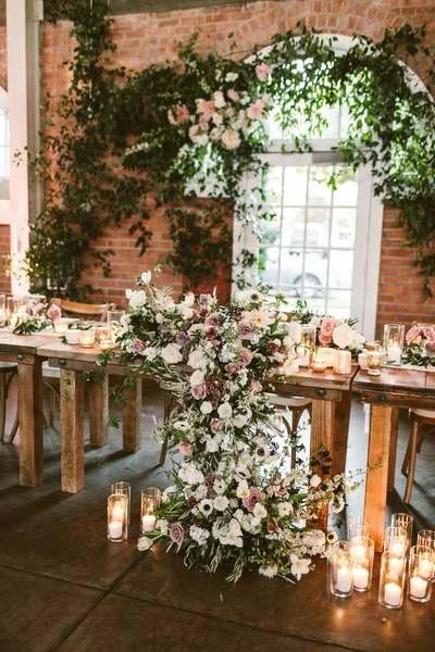 Ahşap Bir Masada Bir Mum Çiçek Süslemesi — Stok fotoğraf