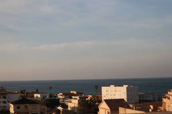 Місто Біля Узбережжя Чудовим Видом Море Під Час Сонця — стокове фото