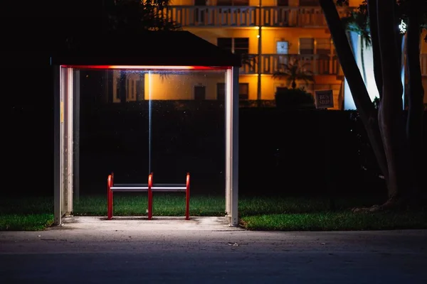 Kırmızı Banklı Bir Otobüs Durağı Kabininin Gece Çekimi — Stok fotoğraf