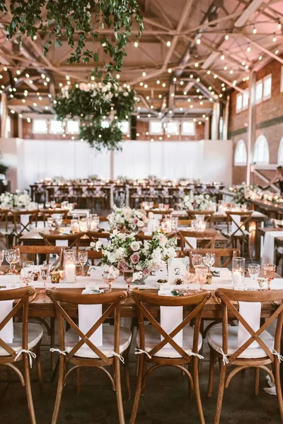 Holztische Und Stühle Bei Einem Hochzeitsempfang — Stockfoto