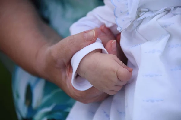Närbild Skott Vuxen Hand Som Håller Hand Ett Nyfött Barn — Stockfoto