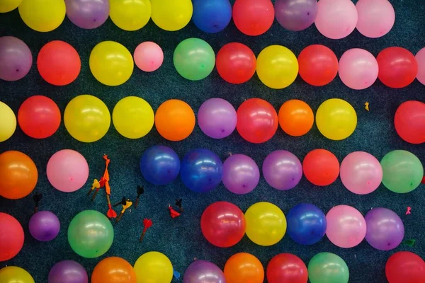 Ein Bündel Bunter Luftballons Gebunden Für Ein Dartspiel Einer Blauen — Stockfoto