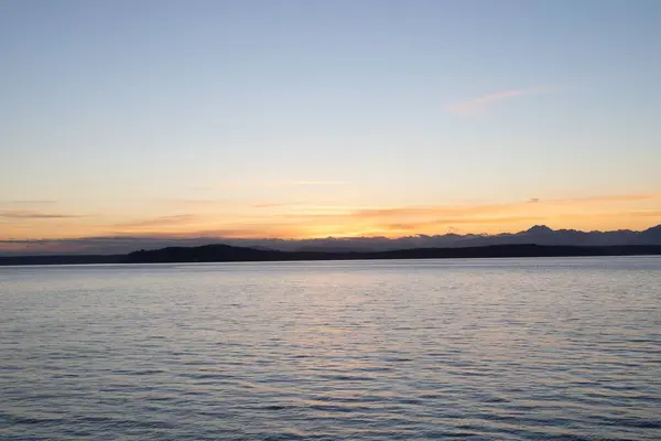 Μια Γραφική Θέα Μιας Λίμνης Μια Οροσειρά Στο Ηλιοβασίλεμα — Φωτογραφία Αρχείου