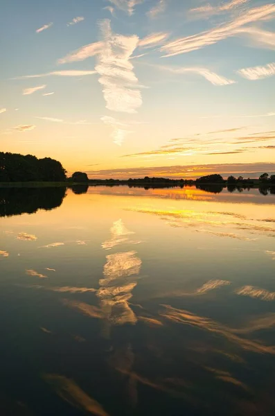 Eine Vertikale Aufnahme Eines Wunderschönen Meeres Während Des Sonnenuntergangs — Stockfoto