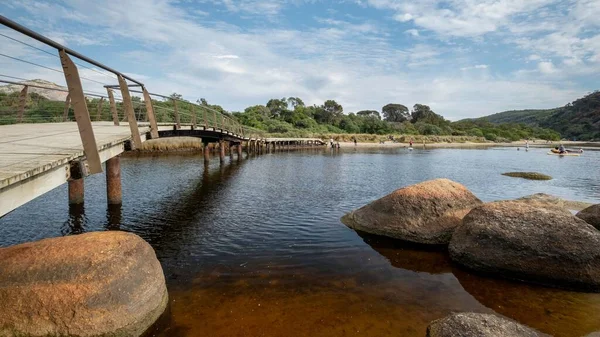 Una Vista Panoramica Ponte Legno Vicino Una Riva Rocciosa Lago — Foto Stock