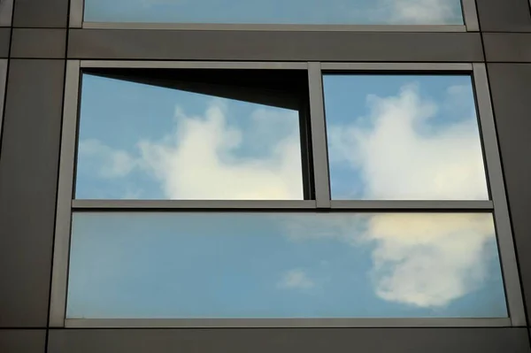 Eine Nahaufnahme Des Glases Eines Modernen Gebäudes Das Den Bewölkten — Stockfoto