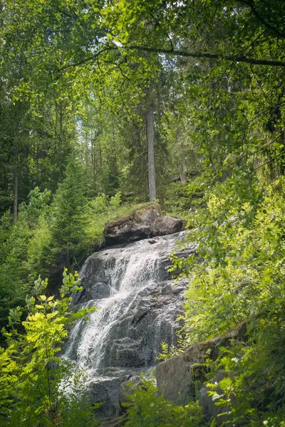 Vertikální Záběr Vodopádu Obklopen Zelení Kaskádovitě Padající Kameni — Stock fotografie
