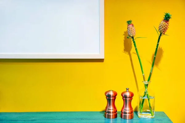 Jogo Moinho Pimentão Cobre Saleiro Vaso Com Abacaxis Decorativos Contexto — Fotografia de Stock