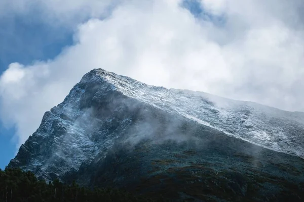 Malebný Pohled Skalnatou Horu Obklopenou Bílými Mraky Venkově — Stock fotografie