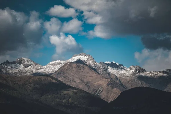 Vue Panoramique Une Chaîne Montagnes Partiellement Recouverte Neige Sous Ciel — Photo