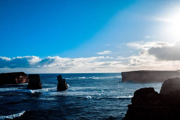 Güneşli Bir Günde Kayalık Adaların Kayalıkların Manzarası — Stok fotoğraf