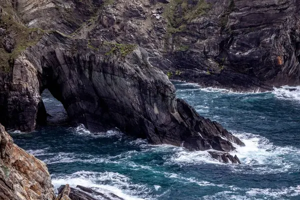 Deniz Dalgalarının Kaya Oluşumlarına Çarptığı Manzaralı Bir Çekim — Stok fotoğraf