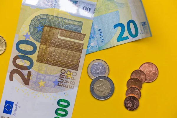 Eurosedlar Och Euromynt Med Gul Bakgrund Cent Cent Euro Och — Stockfoto
