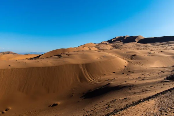 Een Zand Woestijn Onder Heldere Blauwe Lucht — Stockfoto