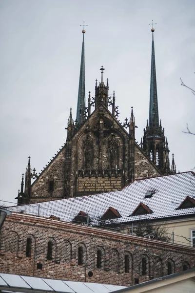 Niski Kąt Strzału Słynnej Metropolitan Cathedral Saints Vitus Pradze Czechy — Zdjęcie stockowe