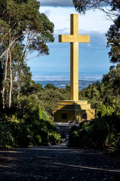 Vertikální Snímek Mount Macedon Memorial Cross Zeleném Parku Austrálii — Stock fotografie