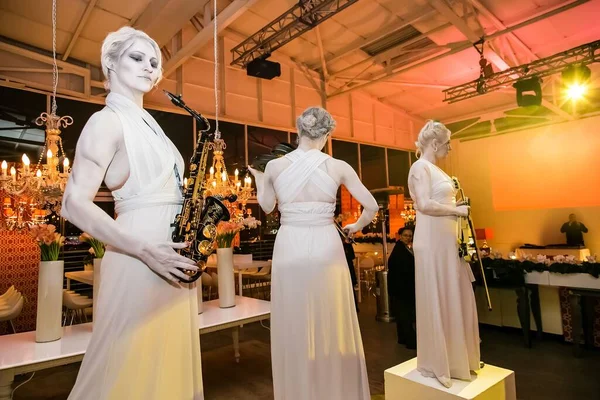 Drie Vrouwelijke Muzikanten Geschilderd Als Standbeelden Een Feest Evenement Johannesburg — Stockfoto