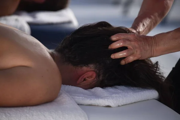 Primo Piano Una Ragazza Che Massaggiare Testa Tavolo Con Viso — Foto Stock