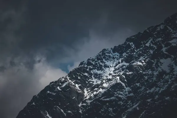 曇天下の雪に覆われた山の景色 — ストック写真