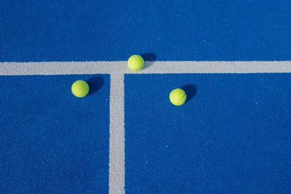 Três Bolas Remo Tênis Campo Azul Conceito Esportes Raquete — Fotografia de Stock