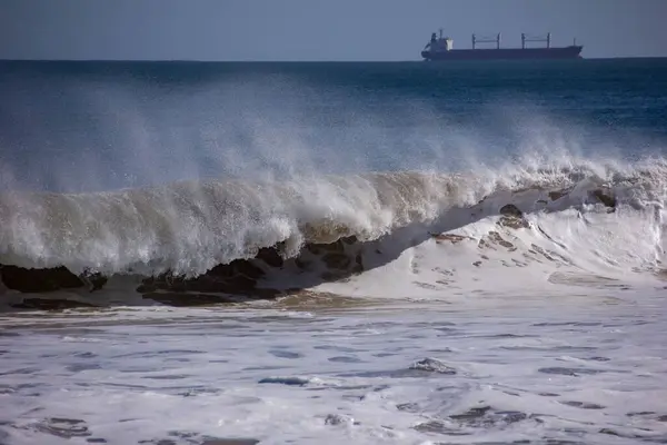 Живописный Вид Океанских Волн Корабль Голубым Небом Солнечный День — стоковое фото