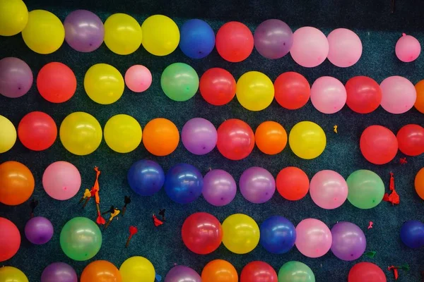Ein Bündel Bunter Luftballons Gebunden Für Ein Dartspiel Einer Blauen — Stockfoto
