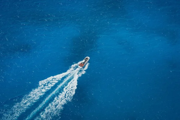 小さな船がギリシャの青い海に入り — ストック写真