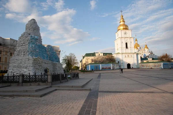 Площадь Возле Михайловского Золотокупольного Монастыря Памятника Княгине Ольге Киеве Украина — стоковое фото