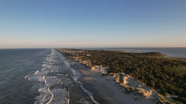 Una Vista Aérea Las Olas Del Mar Estrellándose Playa Arena — Foto de Stock