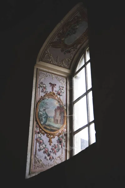 在黑暗的背景下 一个有着漂亮古董装饰的窗户的垂直照片 — 图库照片