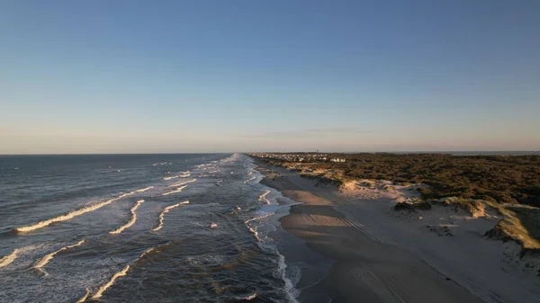 Uma Vista Aérea Das Ondas Mar Colidindo Com Praia Areia — Fotografia de Stock