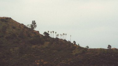 Bulutlu bir günde güzel dağların havadan görünüşü