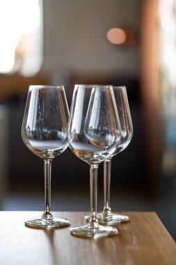 Tahta masadaki üç boş şarap kadehi.