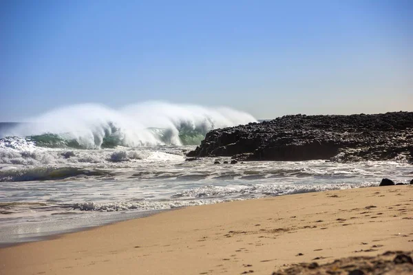 Una Vista Panorámica Las Olas Del Océano Estrellándose Contra Las — Foto de Stock