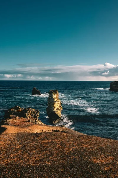 Malowniczy Widok Skaliste Wyspy Klify Morzu Jasny Słoneczny Dzień — Zdjęcie stockowe