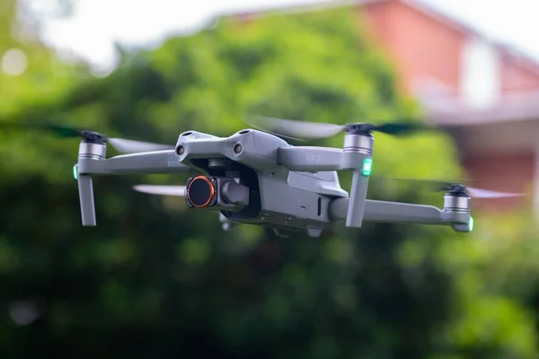 Primo Piano Drone Aria Con Ali Vorticose Uno Sfondo Sfocato — Foto Stock