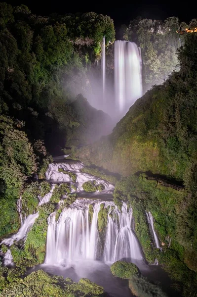 Una Vista Bajo Ángulo Una Hermosa Cascada Que Fluye Las —  Fotos de Stock