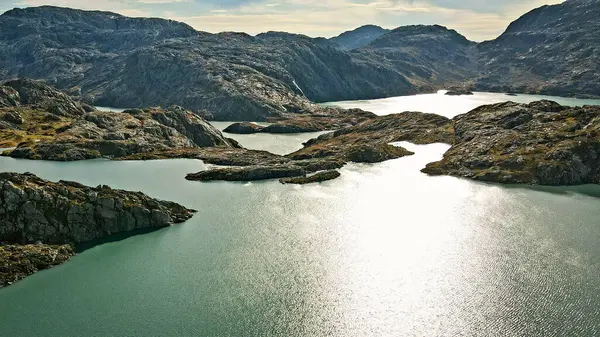 Uma Vista Aérea Lago Cercado Por Colinas Rochosas Montanhas — Fotografia de Stock