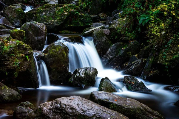 Tiro Cênico Uma Cachoeira Rochosa Com Efeito Sedoso Água — Fotografia de Stock