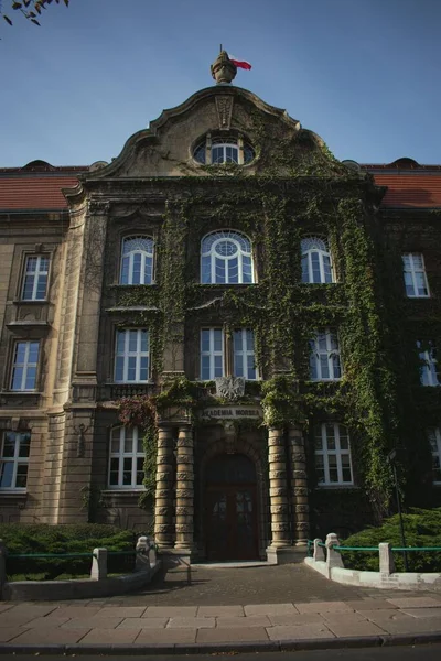 Tiro Vertical Universidade Marítima Szczecin Szczecin Polônia Fundo Céu Azul — Fotografia de Stock
