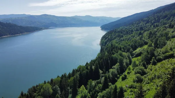 Μια Γραφική Θέα Μιας Ήρεμης Λίμνης Που Περιβάλλεται Από Βουνά — Φωτογραφία Αρχείου