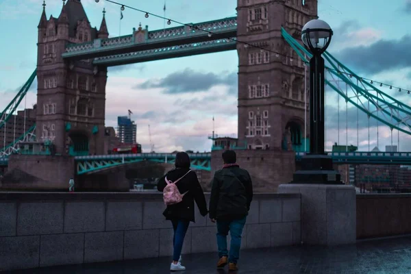 Casal Caminhando Perto London Tower Bridge Reino Unido — Fotografia de Stock