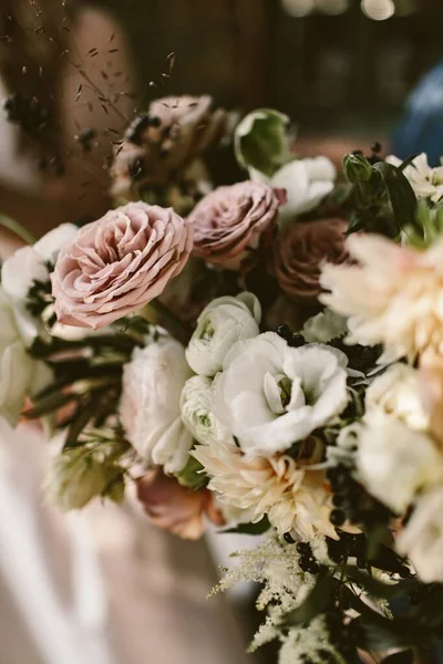 白とほこりの多いピンクのバラの花束 — ストック写真