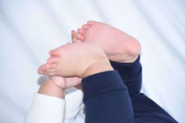 Eine Nahaufnahme Der Niedlichen Hände Und Füße Eines Babys Vor — Stockfoto