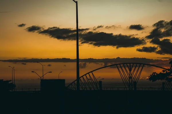 Una Vista Impresionante Del Puente Bagatelle Contra Fondo Nublado Naranja — Foto de Stock