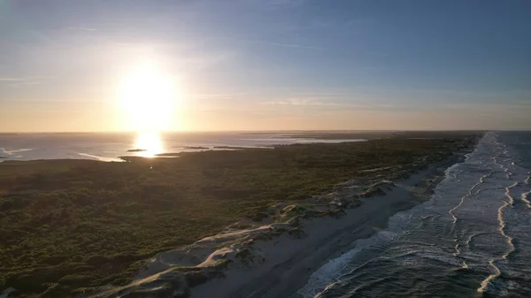 Eine Luftaufnahme Von Meereswellen Die Den Strand Der Outer Banks — Stockfoto