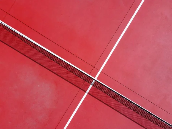 Zenithal Drón Kilátás Központjában Egy Piros Teniszpálya — Stock Fotó