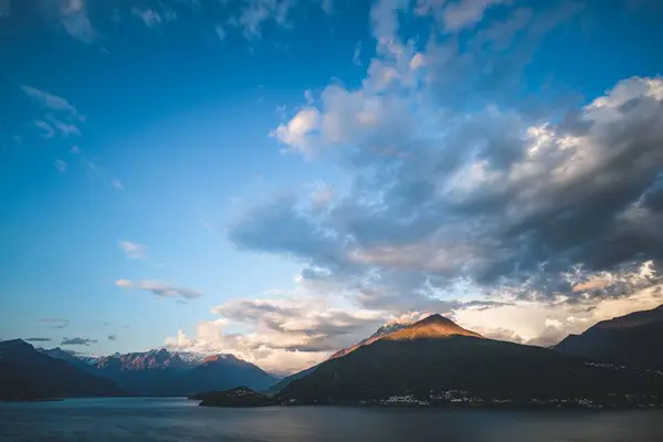 Vacker Utsikt Över Havet Och Kustnära Berg Den Molniga Himlen — Stockfoto