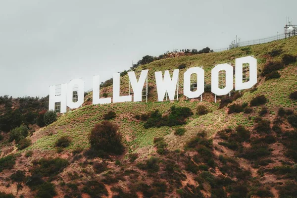 Segno Hollywood Sulla Montagna Negli Stati Uniti Una Giornata Nuvolosa — Foto Stock