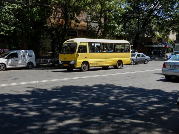 亚美尼亚埃里温市一辆在街上行驶的黄色小客车 — 图库照片